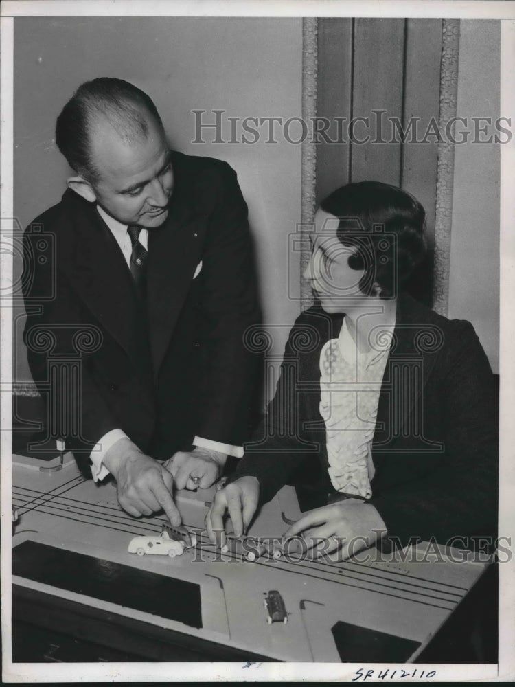 1937 Press Photo Traffic Court Witness Board Judge Twain Nichelson Lili Sather - Historic Images