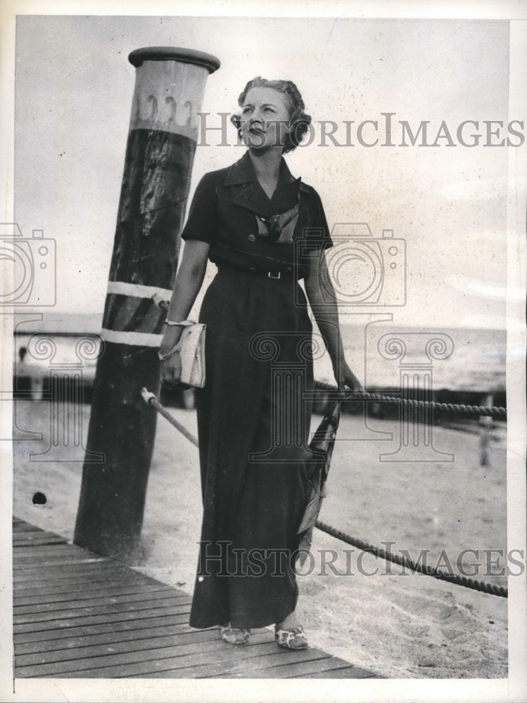 1937 Joan Gold on board the Roney Plaza Cabana Club, Miami, Fla. - Historic Images