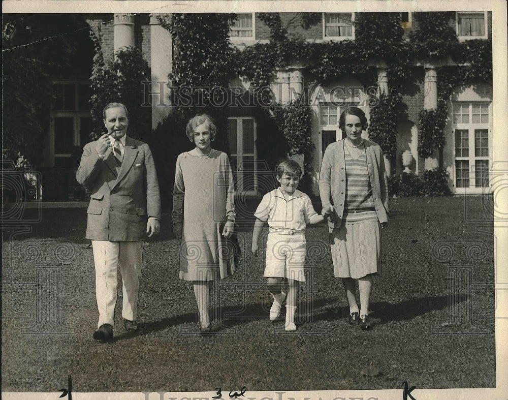 1926 Press Photo Rep. Mills with his wife &amp; stepchildren, Philip &amp; Dorothy Fell - Historic Images