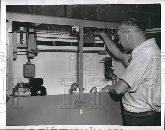 1951 Press Photo Herbert Curley Section Engineer Board Water Supply New York - Historic Images