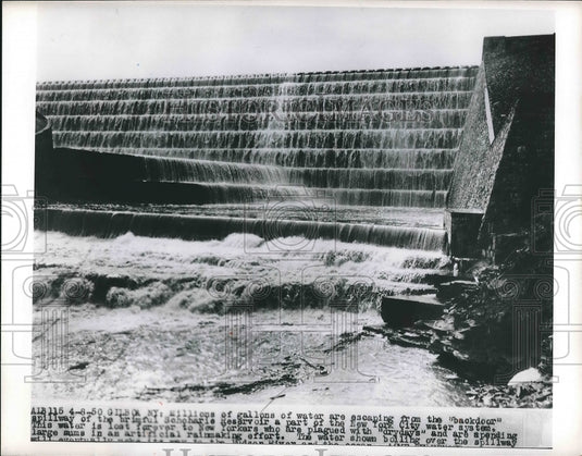 1950 Water Escaping Over Spillway Sohoharie Reservoir New York - Historic Images