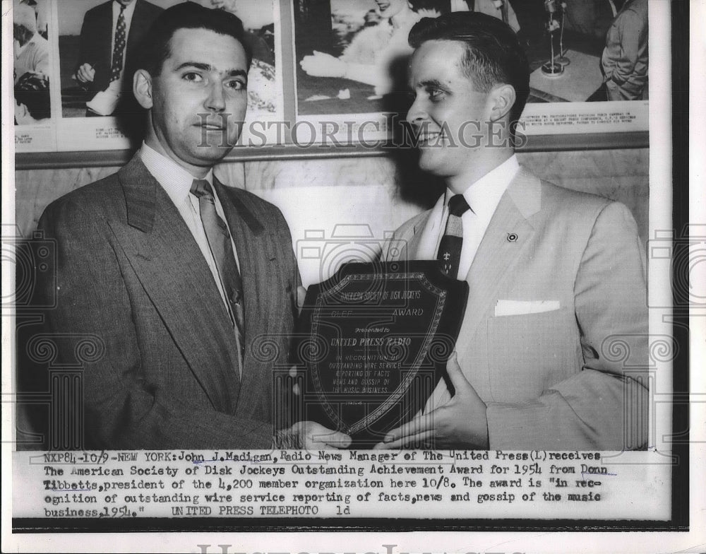 1954 Press Photo John Madigan of United Press gets award from Donn Tibbett - Historic Images