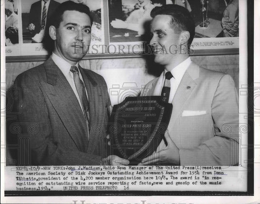 1954 Press Photo John Madigan of United Press gets award from Donn Tibbett - Historic Images