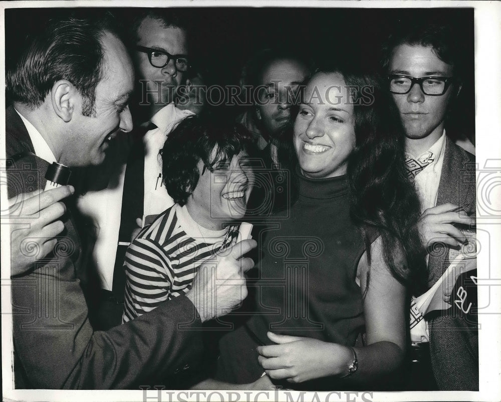1970 Press Photo Beverly Goldsmith being interviewed after her plane was-Historic Images