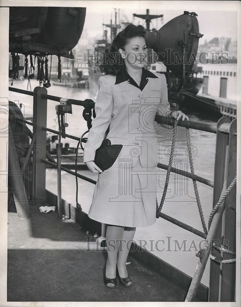 1946 Press Photo Mrs.Muriel Smith at rail of SS Rutland to join her Army husband-Historic Images