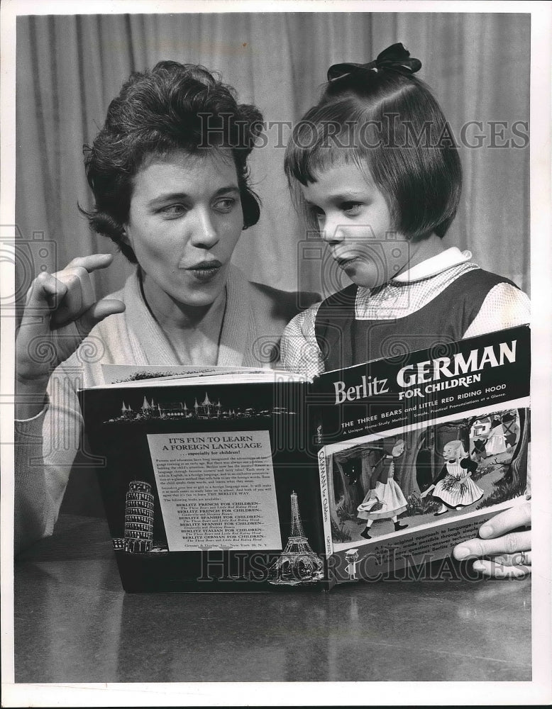 1962 Press Photo Teacher Mrs Ernest Schmidt & child Susan - Historic Images