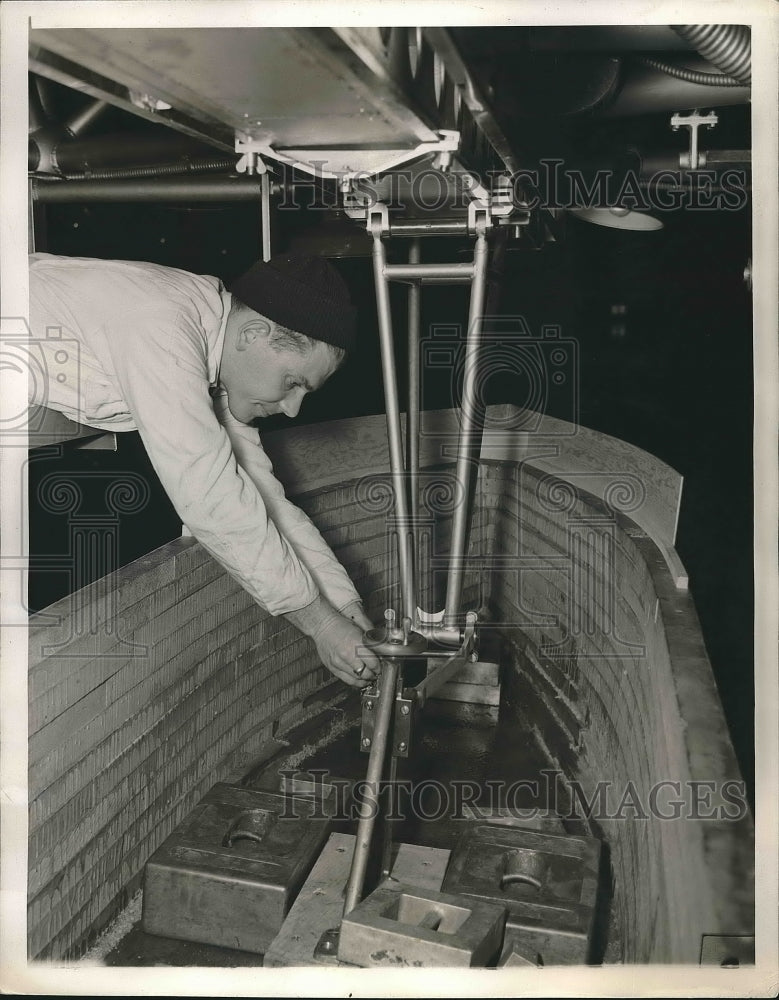 1941 William Gotthardt, scientific aide for US Navy  - Historic Images
