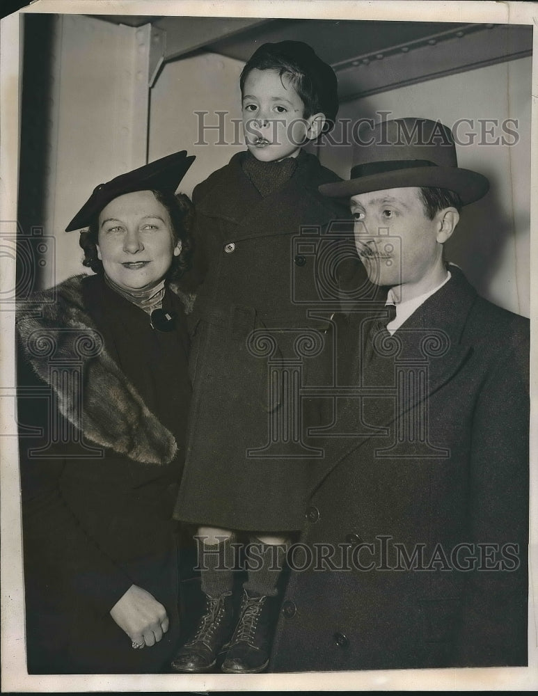 1941 Press Photo Dr Jean Garriel Dupuy &amp; Family Arriving NY - nea93579 - Historic Images