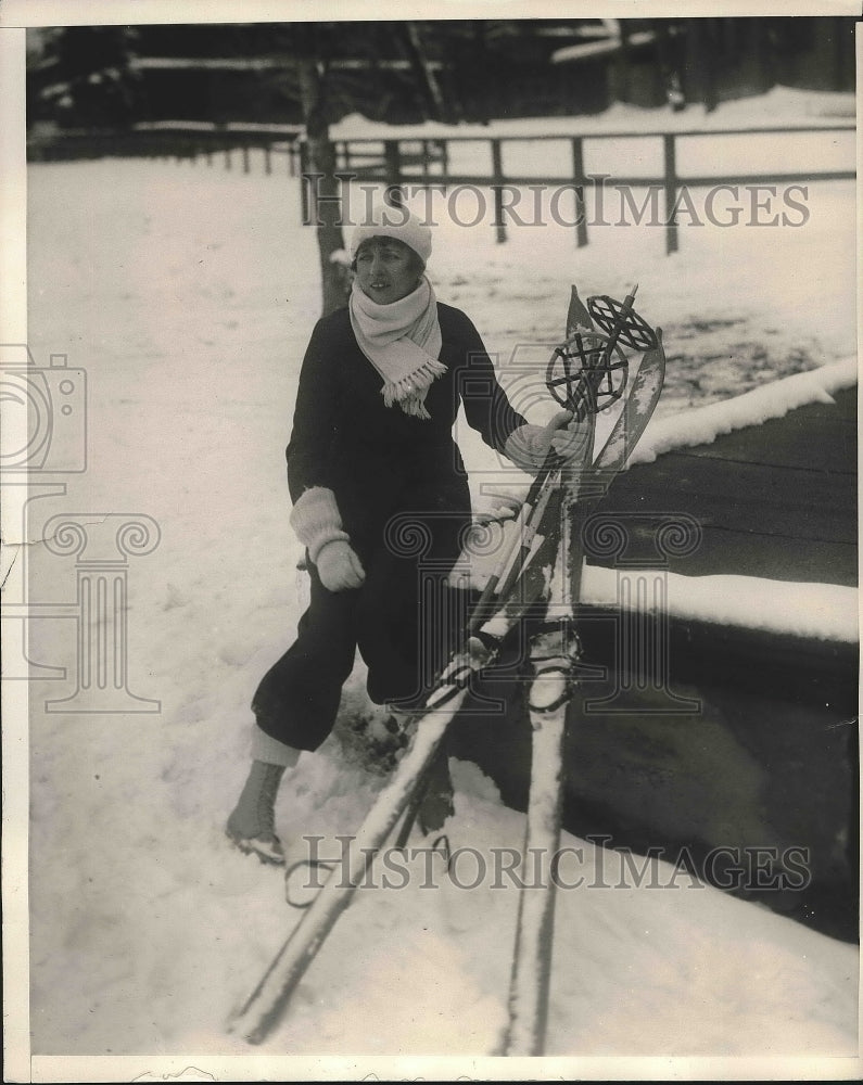 1930 Mrs Edmonds Mays of NYC skiing at Lake Placid  - Historic Images