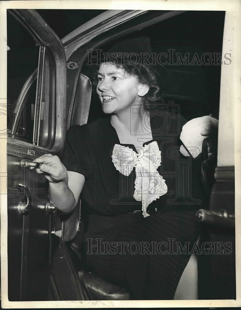 1942 Press Photo Julia Simpson return to U.S. after held by Prisoner by Japanese - Historic Images