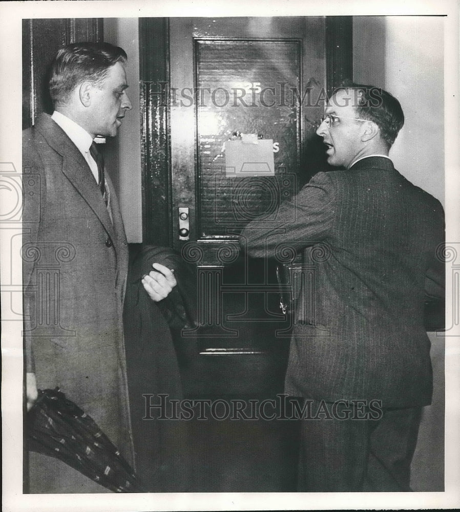1949 Press Photo George Sabbot Arguing with Arthur Brooks - nea93619 - Historic Images
