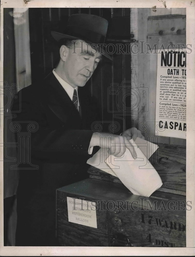 1938 Governor Murphy casting his ballot  - Historic Images