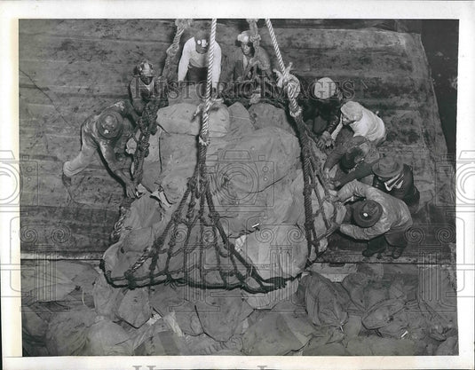 1943 Press Photo Hampton Roads Fort Newport News Military Mail Sacks - nea93696 - Historic Images