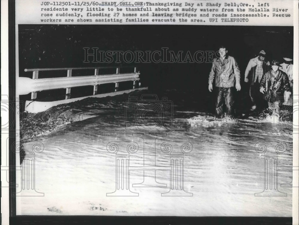 1960 Families Evacuating Flooded Shady Dell, Oregon, on Thanksgiving - Historic Images