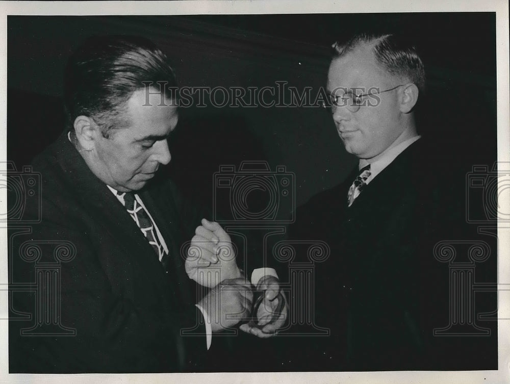 1947 Press Photo Deputy Sheriff Murphine Removing Handcuffs from George Gollum - Historic Images