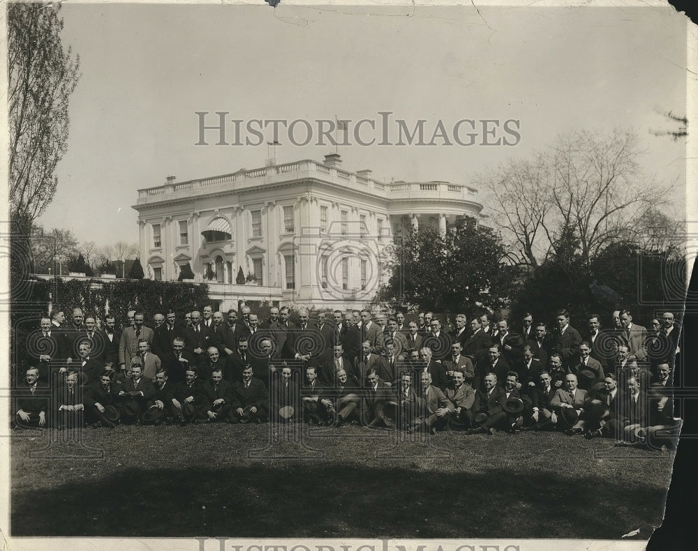 1921 Press Photo President Harding &amp; newsmen on the White House lawn - Historic Images