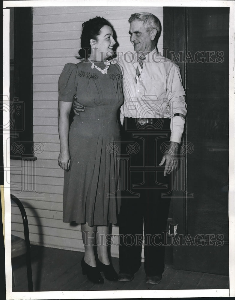 1940 R. I. Gilbert Meets Daughter Evelyn Taylor for First Time - Historic Images