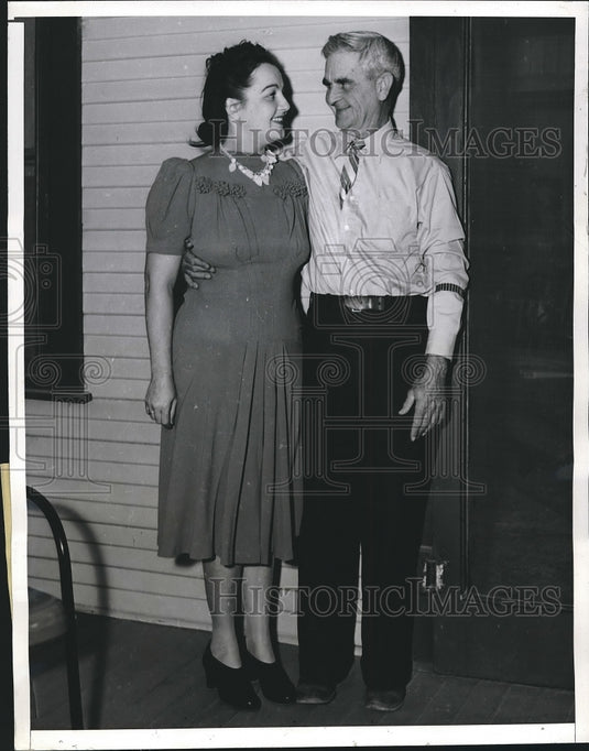 1940 R. I. Gilbert Meets Daughter Evelyn Taylor for First Time - Historic Images