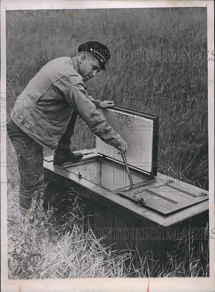 1947 Press Photo John Tome Robert Child Shut In Icebox Fridge For 22 Hours - Historic Images