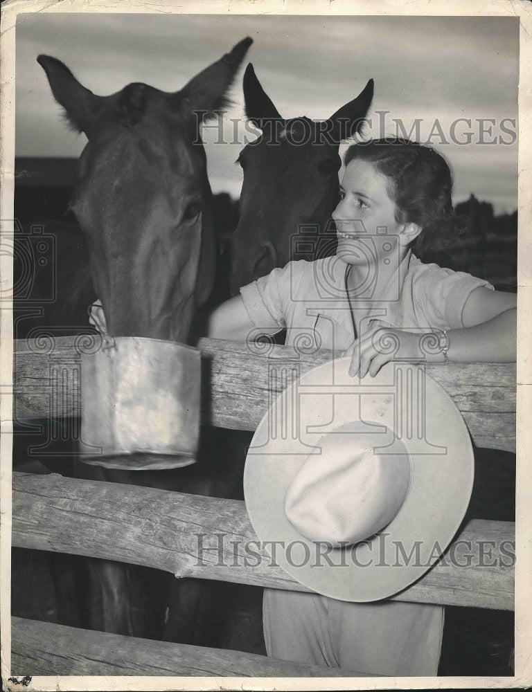 1938 Press Photo Queen Betty Thurston &amp; two horses - nea93860 - Historic Images