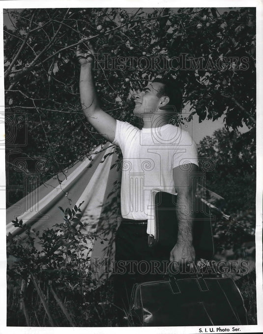 1956 Press Photo Charles Ross Rossville Southern Illinois University Fish - Historic Images
