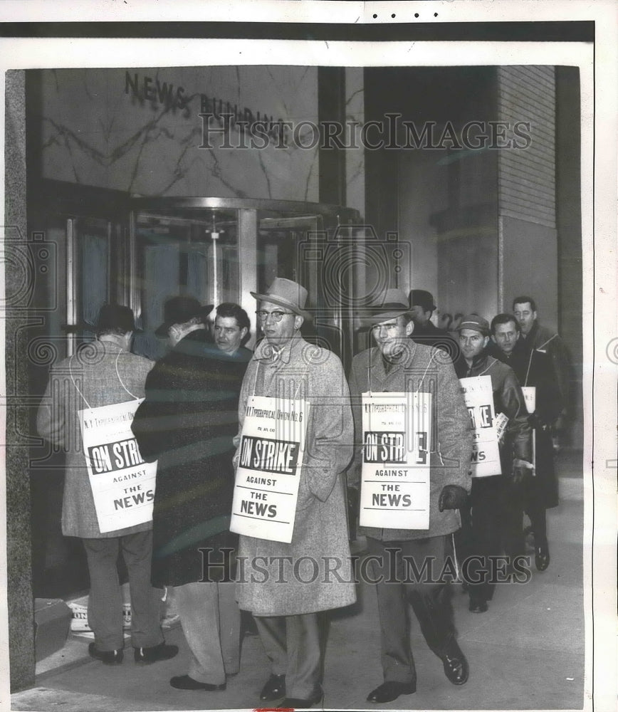 1962 Press Photo Strikers picket at NY Daily News building - nea93894 - Historic Images