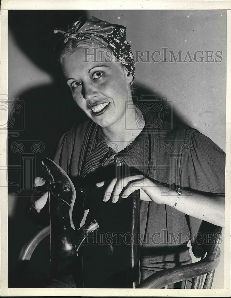 1936 Press Photo LA, Ca. Mrs Dorothy Guinauld caught her own purse snatcher-Historic Images