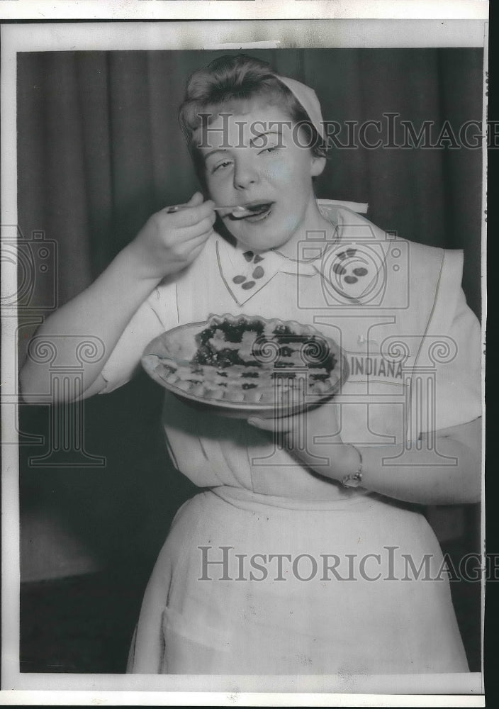 1959 Press Photo Chicago, Karen Gunning wins Natl Cherry Pie baking Contest-Historic Images