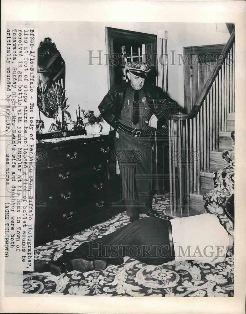 1950 Press Photo Body of Benhamin Swan LIes at foot of steps gun battle - Historic Images
