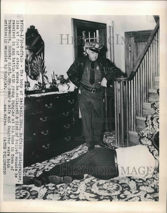 1950 Press Photo Body of Benhamin Swan LIes at foot of steps gun battle - Historic Images