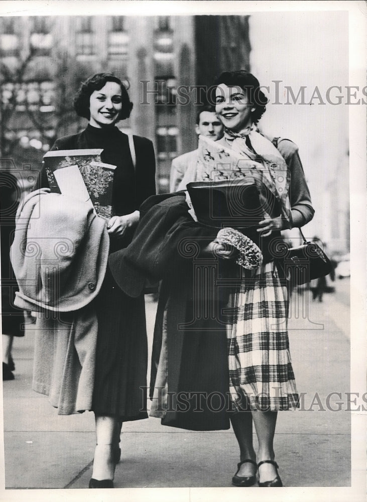 1949 Press Photo Barbara Mirkin Barbara Bell Christmas Shopping Models - Historic Images