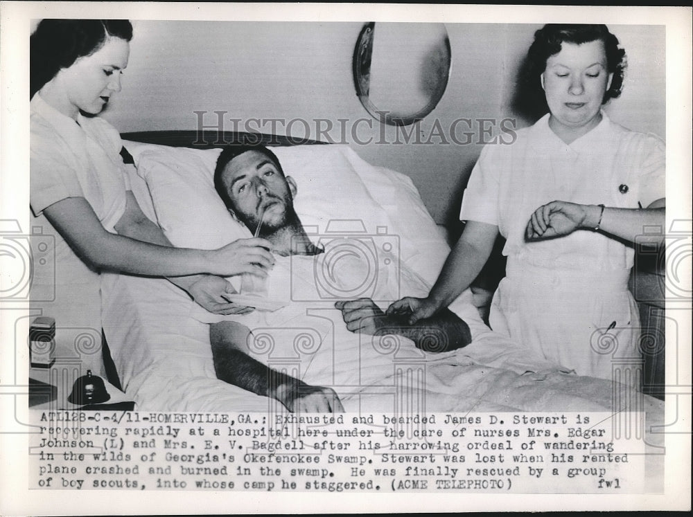 1950 Press Photo James D Stewart With Nurses Johnson, Bagdell After Swamp Ordeal - Historic Images