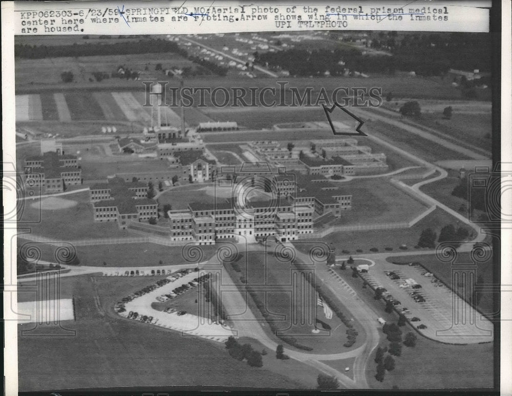 1959 Press Photo Aerial View Of Federal Prison Medical Center &amp; Inmates Rioting - Historic Images