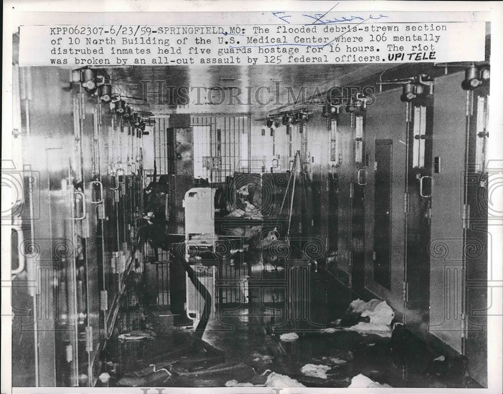 1959 Press Photo Flooded Debris At US Medical Center Building In Springfield - Historic Images