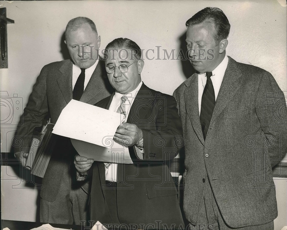 1946 Press Photo Conrad M. Choco Special Trial Examiner &amp; Robert Murphy - Historic Images
