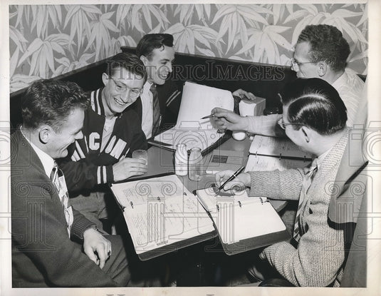 1949 Press Photo Don Gerhmann Chats With Students University Wisconsin Lunch-Historic Images