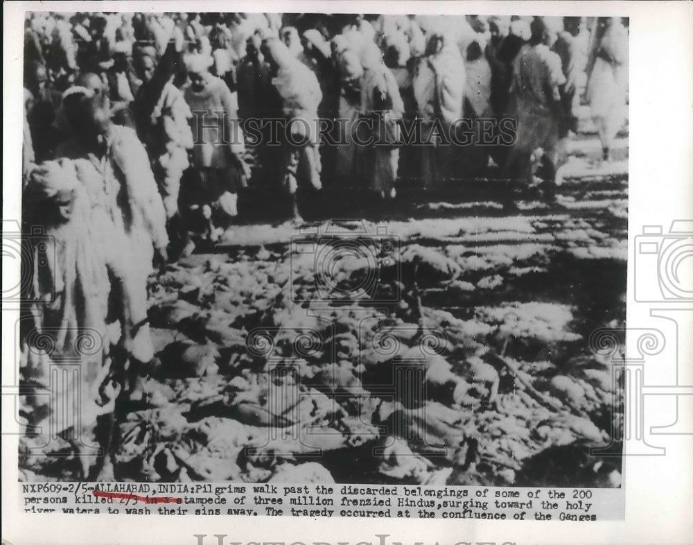 1954 Press Photo Pilgrims In Allahabad India Walk Past Gana Tragedy Victims - Historic Images