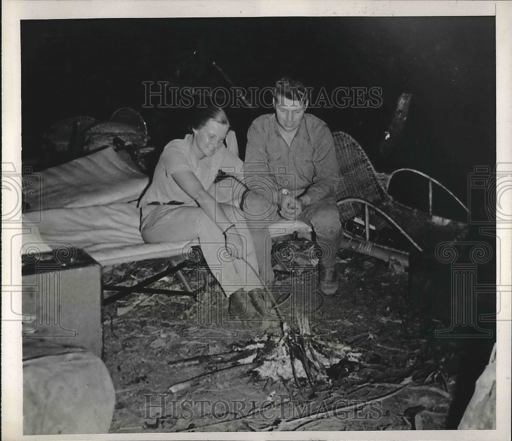 1939 Press Photo Ray Garnett and Girl Sitting Around Night Campfire Outdoors - Historic Images