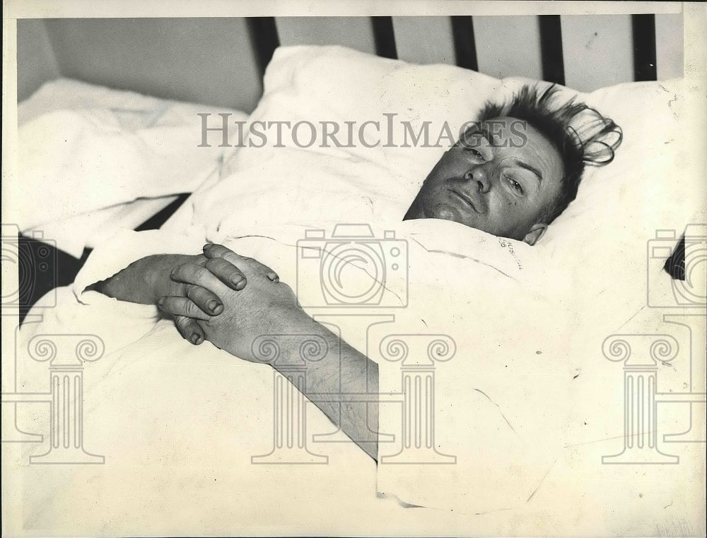 1936 Press Photo William Gifford At Cleveland Hospital After Freighter Sinking - Historic Images