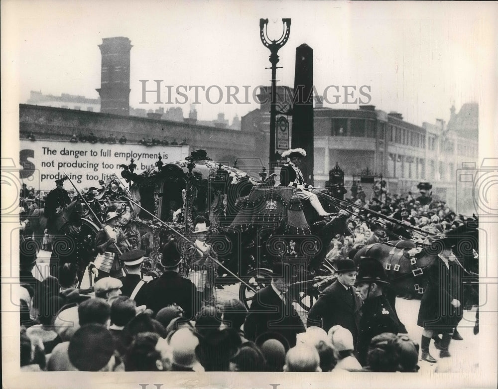 1948 Gilded Coach Escorts London&#39;s New Lord Mayor Sir George Aylwen - Historic Images