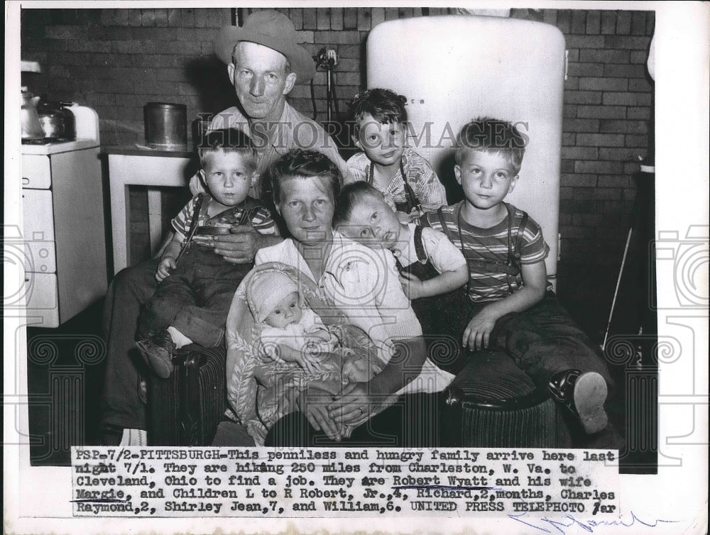 1955 Press Photo Robert Wyatt &amp; family trek from Virginia to Ohio on job hunt - Historic Images