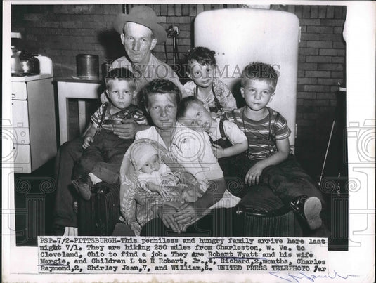 1955 Press Photo Robert Wyatt & family trek from Virginia to Ohio on job hunt - Historic Images