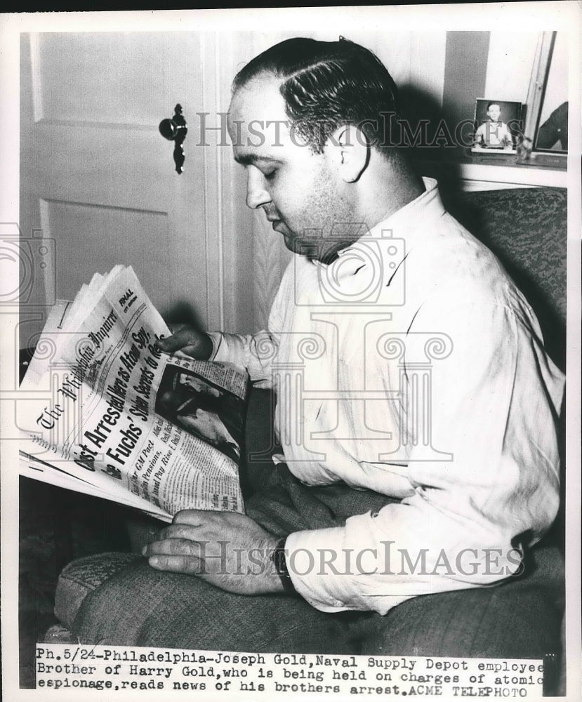 1950 Press Photo Joseph Gold Naval Supply Depot Employee Reading Newspaper-Historic Images