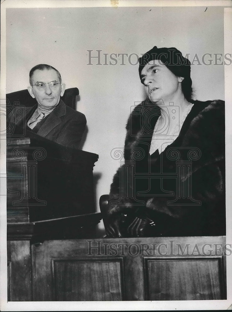 1935 Mrs Marian Ganom Landlady F Schuette Testifying Murder Trial - Historic Images