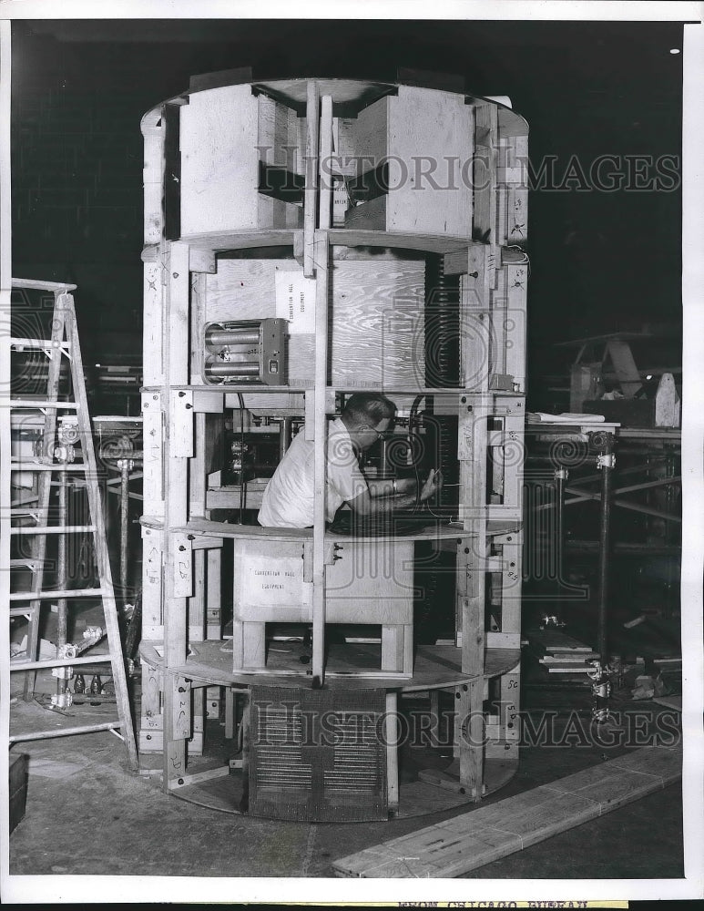 1956 Press Photo Hubert J. Schlafley Working Inside Rostrum For Convention - Historic Images