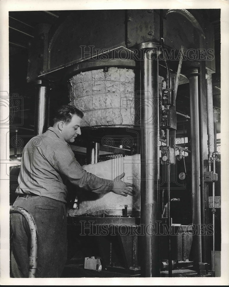 1949 Press Photo Apex Electrical Manufacturing Company Baked Fibre Glass Science - Historic Images
