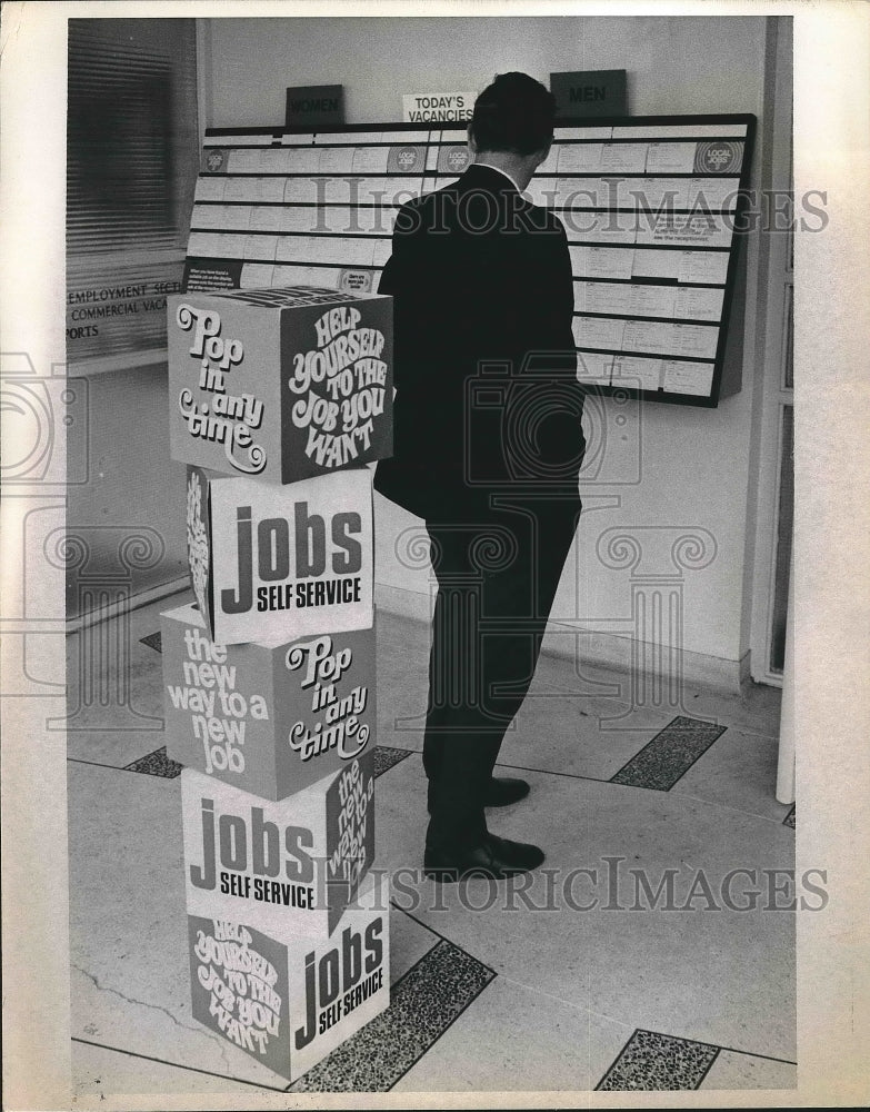 1971 Press Photo 2,000 Job Vacancies Board - nea94372 - Historic Images