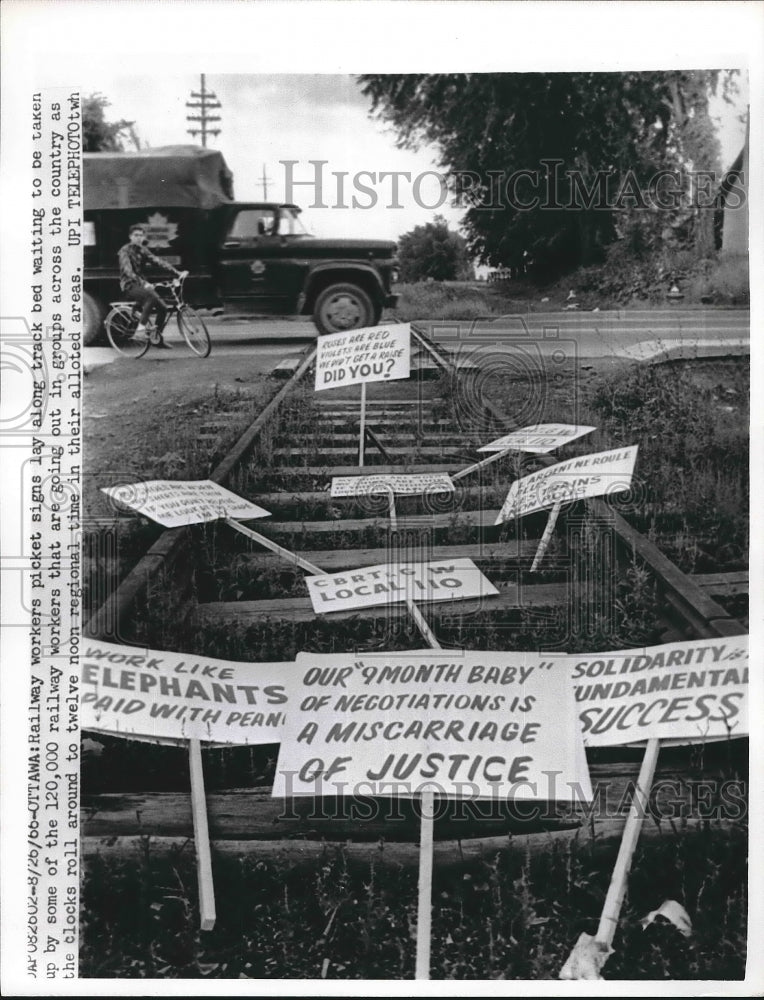 1966 Press Photo Railway Workers&#39; Picket Signs Waiting For Picketers Ottawa - Historic Images