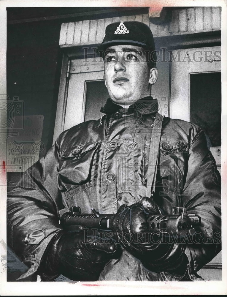 1964 Press Photo Army Sentry Stands Duty Outside Ottawa Armory After Robbery - Historic Images