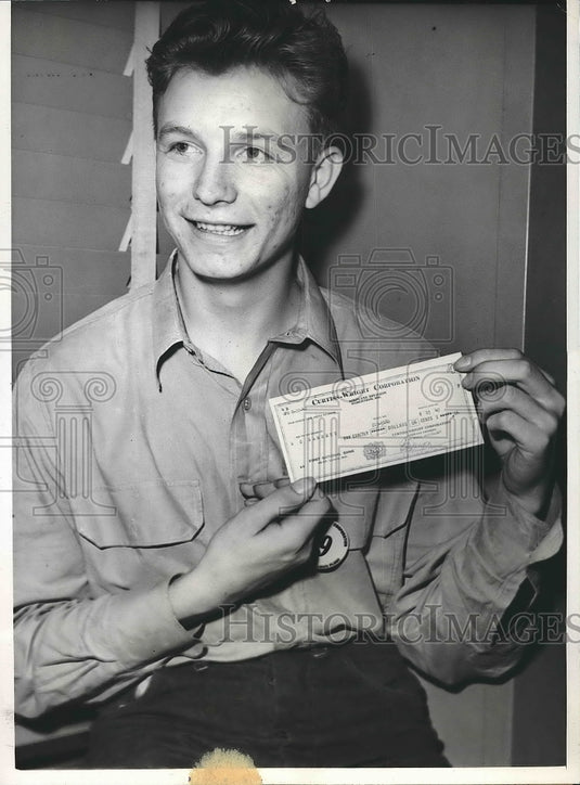 1942 William C. Garret Assembler At St. Louis Aircraft Plant - Historic Images